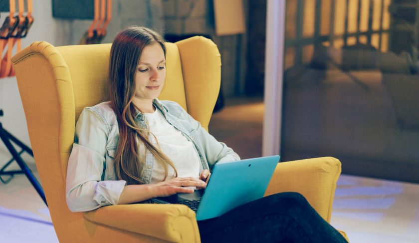 zena rabota od doma lap top kauch kukja stan